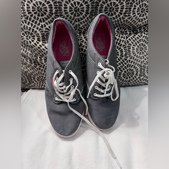 Women’s Vans Size 11 Gray & Pink Lace Ups Low Cuts 11W/9Men - Picture 3 of 12